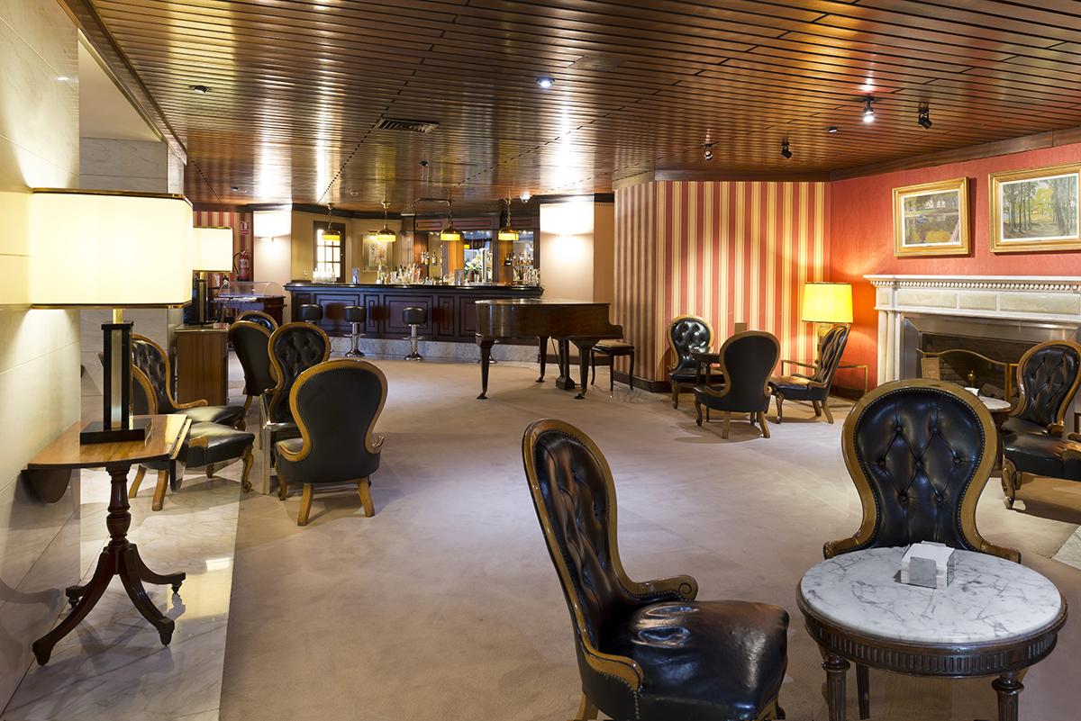 Hotel Miguel Angel Madrid Kültér fotó The lounge at the airport