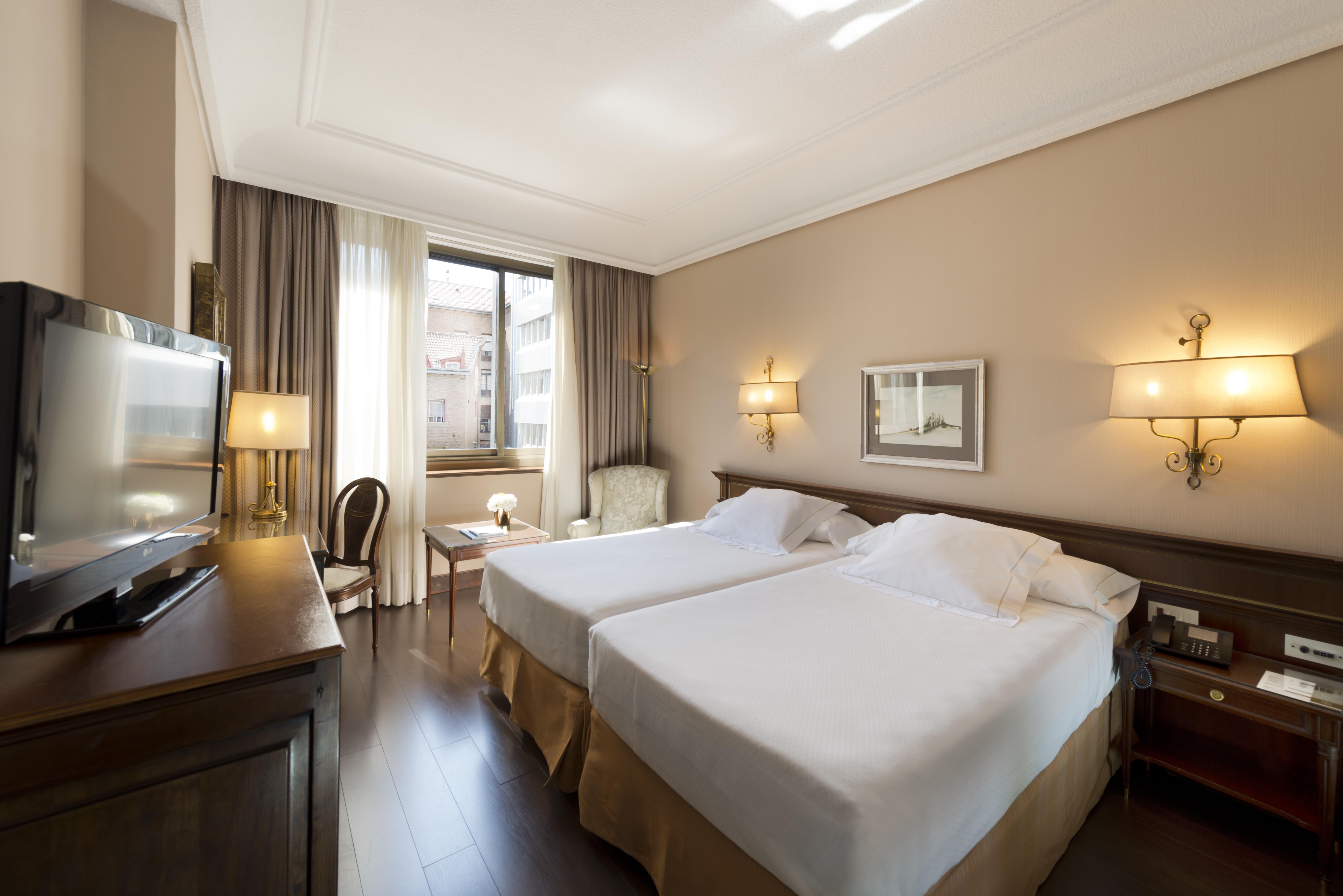 Hotel Miguel Angel Madrid Kültér fotó A room at Hotel Palace Madrid