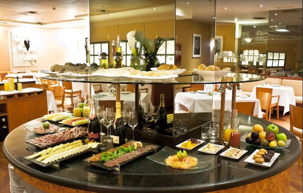 Hotel Miguel Angel Madrid Kültér fotó A buffet at a hotel