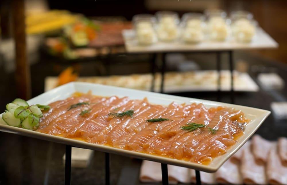 Hotel Miguel Angel Madrid Kültér fotó Salmon sashimi