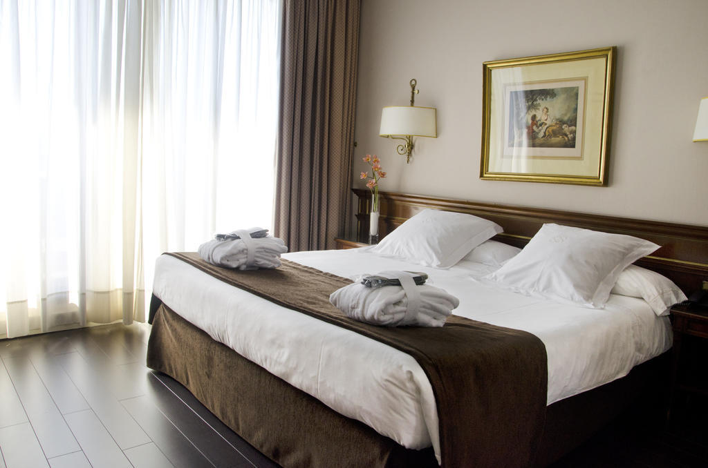 Hotel Miguel Angel Madrid Kültér fotó A bedroom in a hotel