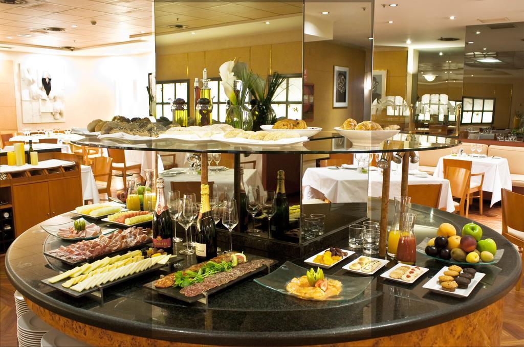 Hotel Miguel Angel Madrid Kültér fotó A buffet at a hotel