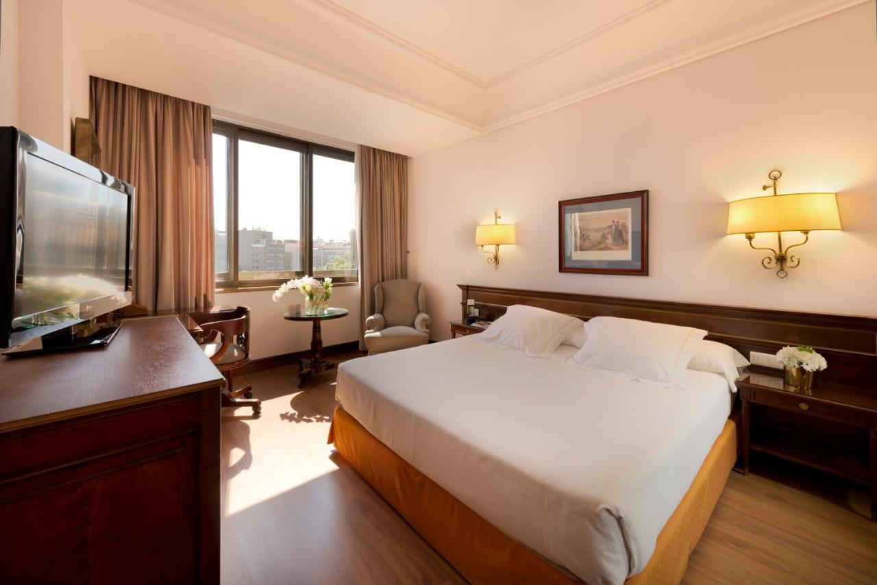 Hotel Miguel Angel Madrid Kültér fotó A room at the hotel
