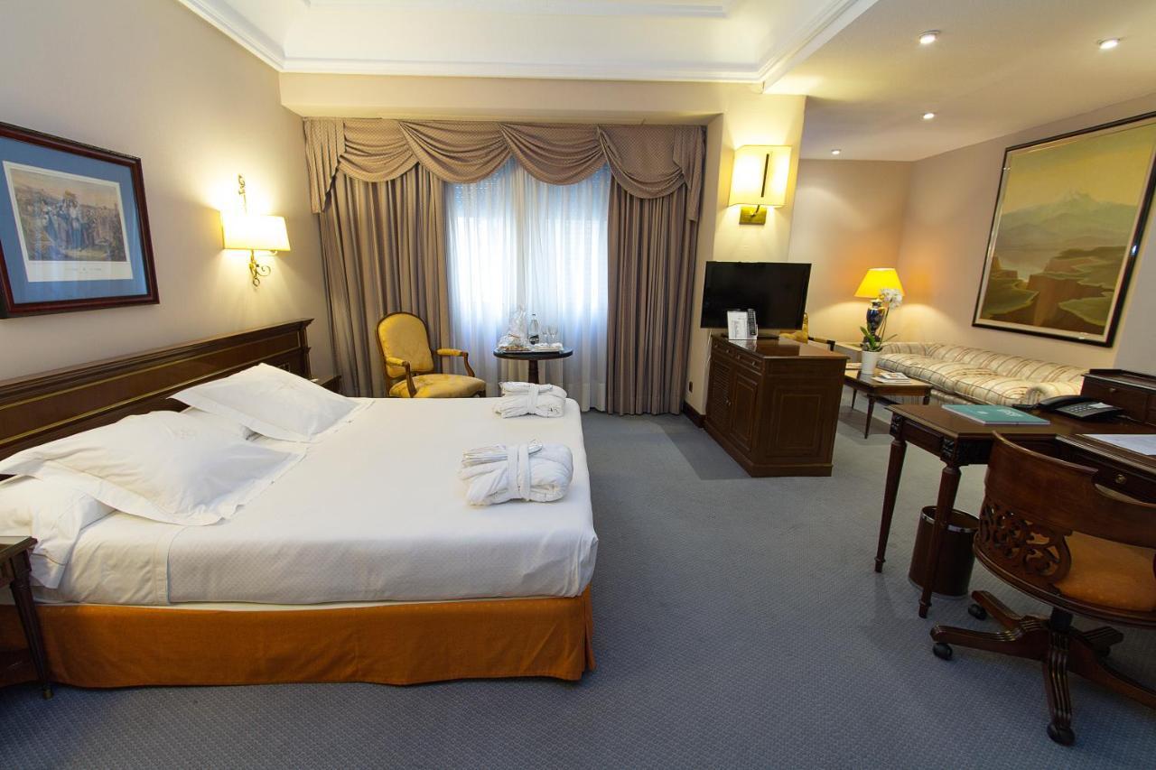 Hotel Miguel Angel Madrid Kültér fotó A room at the hotel