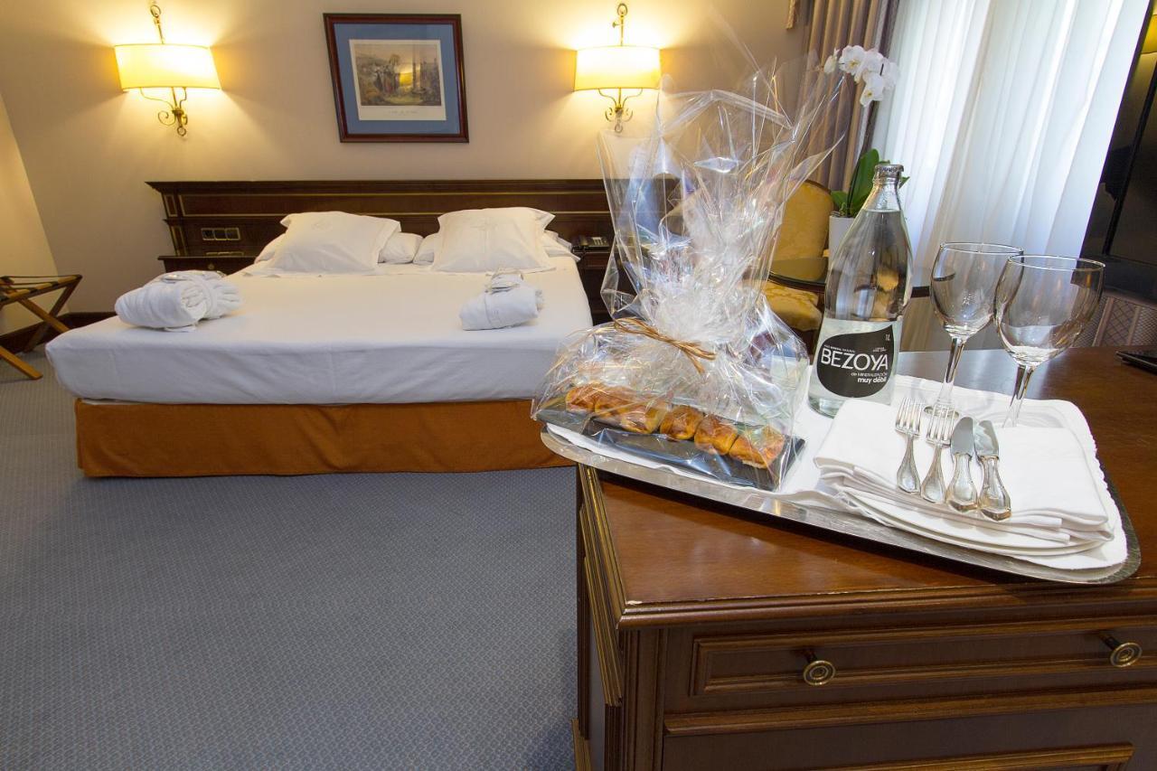 Hotel Miguel Angel Madrid Kültér fotó A room at the hotel