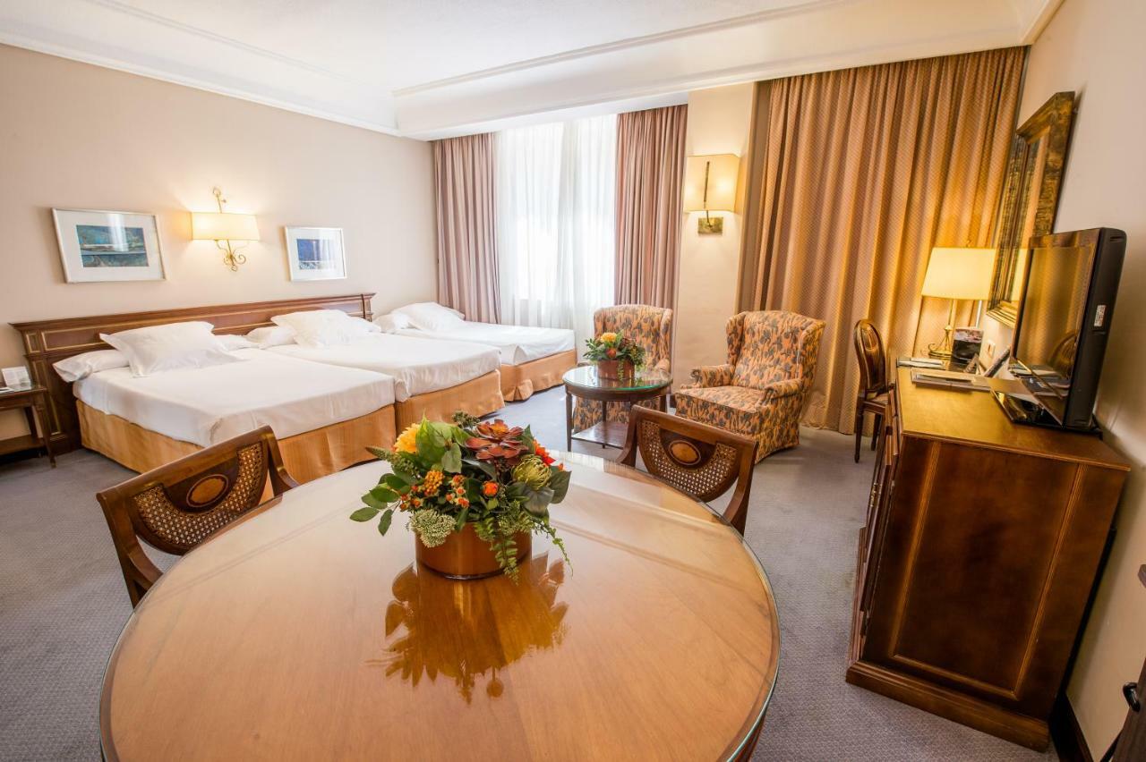 Hotel Miguel Angel Madrid Kültér fotó A room at the hotel