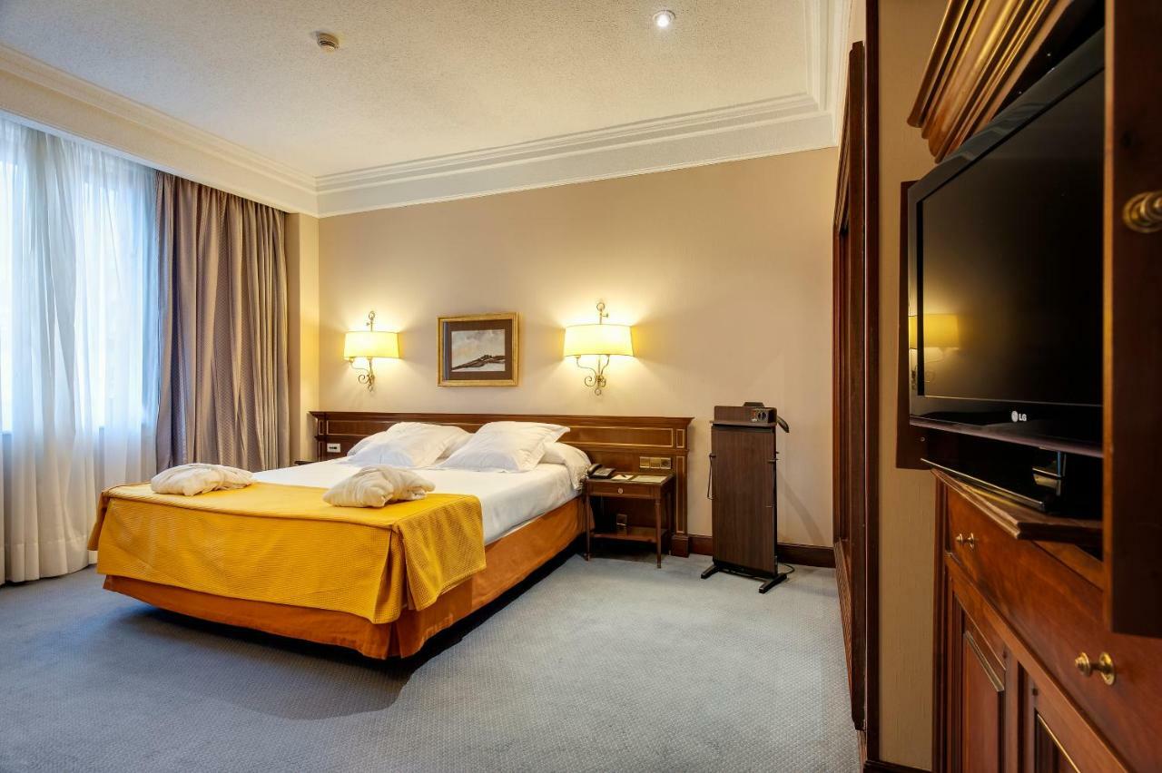 Hotel Miguel Angel Madrid Kültér fotó A room at the hotel