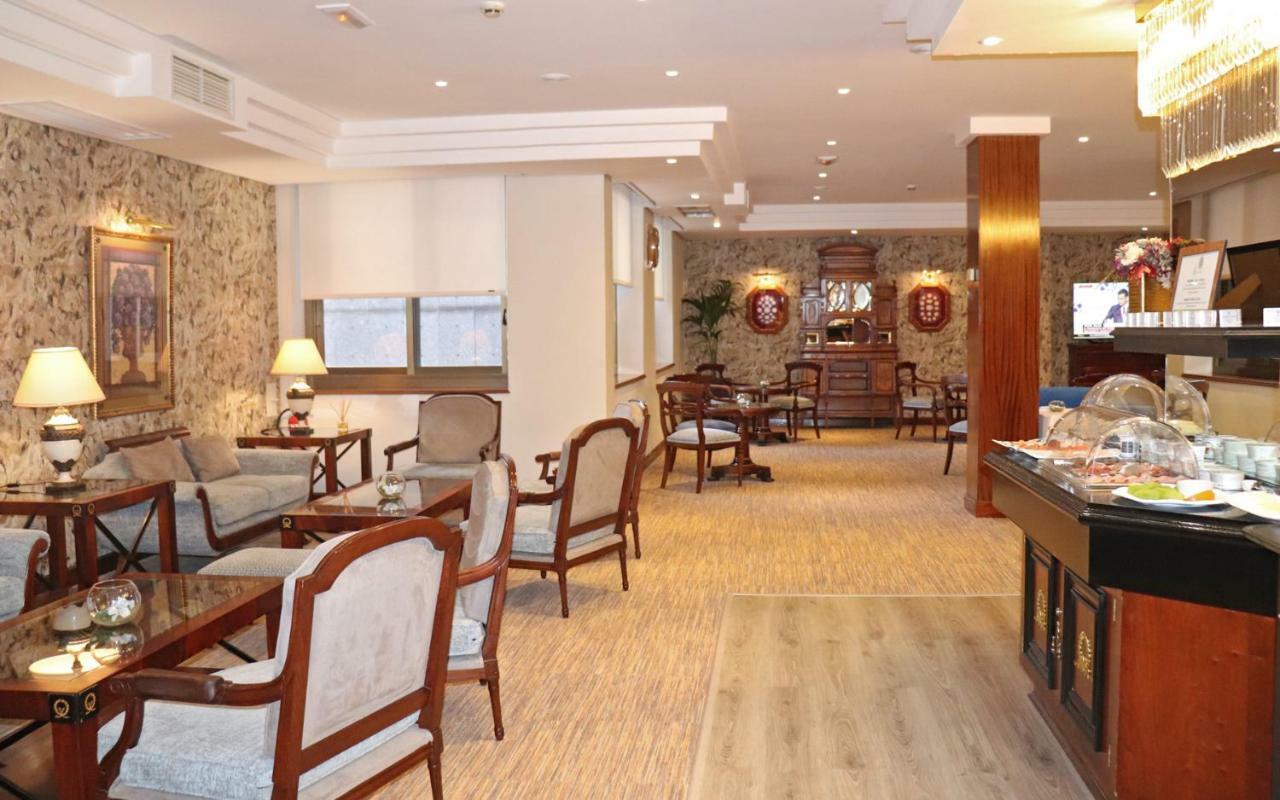 Hotel Miguel Angel Madrid Kültér fotó The lounge at the airport