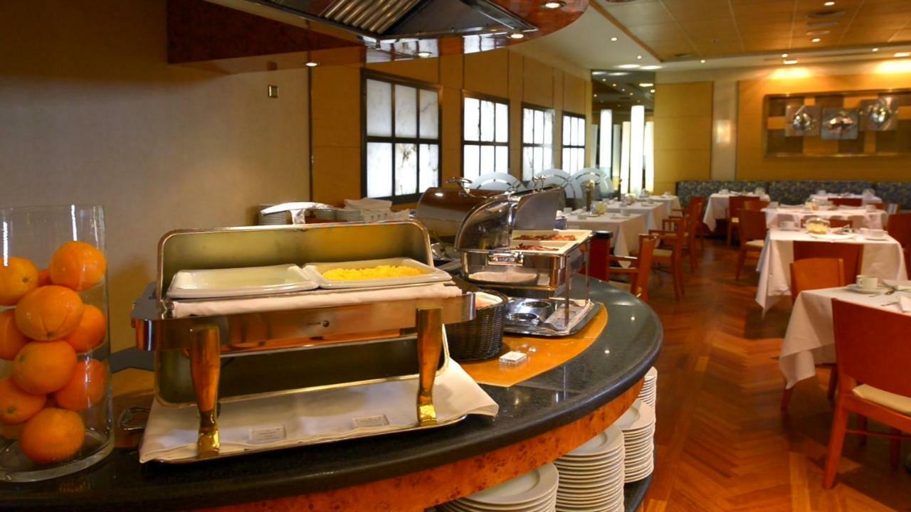 Hotel Miguel Angel Madrid Kültér fotó A buffet at a restaurant