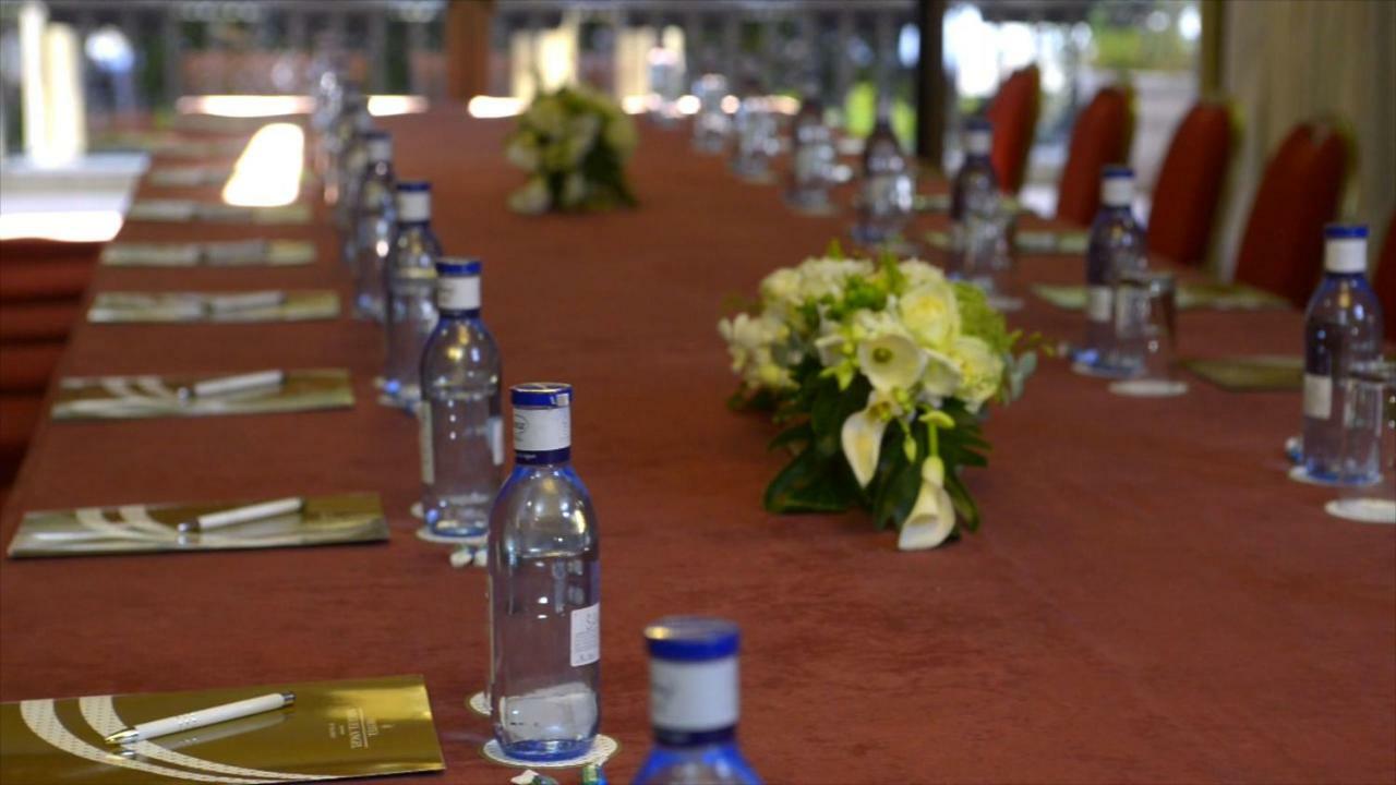 Hotel Miguel Angel Madrid Kültér fotó A table at a conference