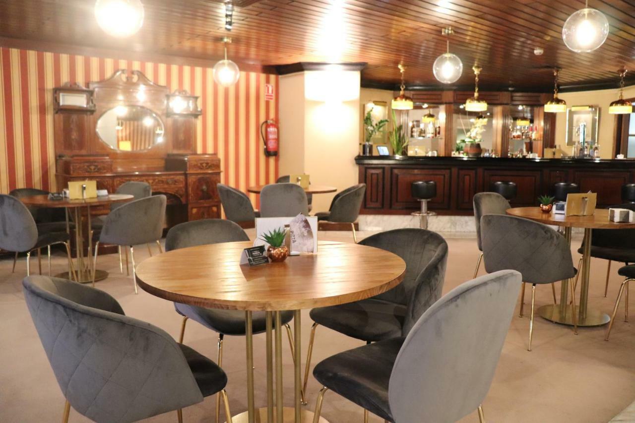 Hotel Miguel Angel Madrid Kültér fotó The lounge at the airport
