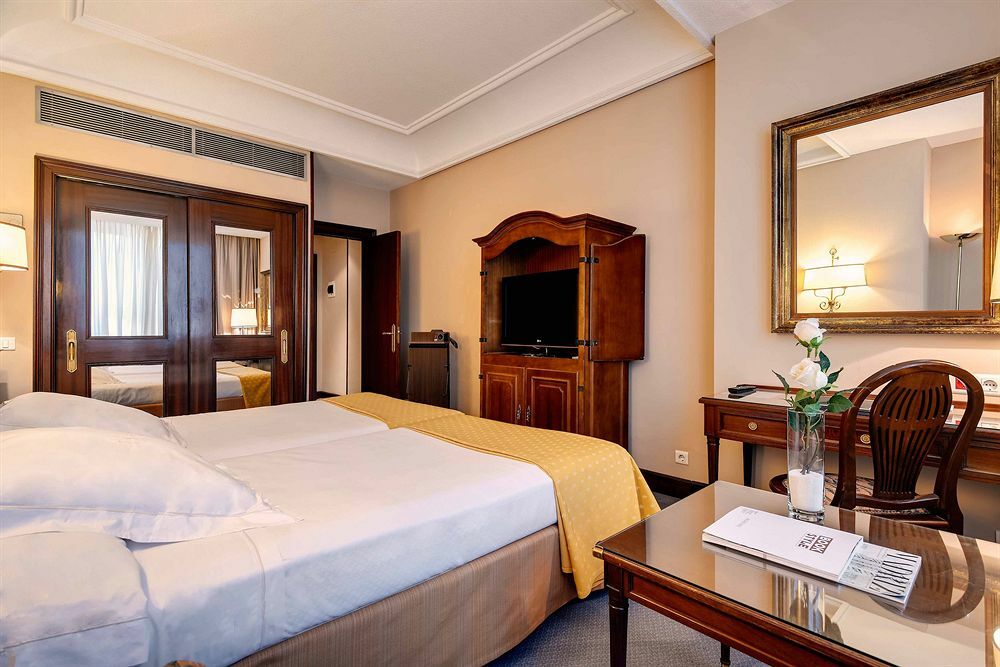 Hotel Miguel Angel Madrid Kültér fotó A room at the hotel