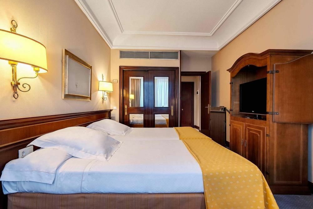 Hotel Miguel Angel Madrid Kültér fotó A room at the hotel