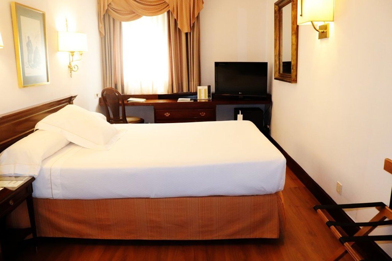 Hotel Miguel Angel Madrid Kültér fotó A room at the hotel
